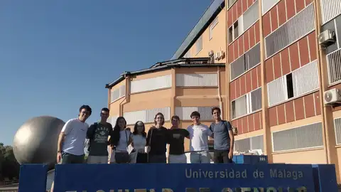 Los ocho estudiantes en la Facultad de Ciencias de la UMA. Los ocho estudiantes en la Facultad de Ciencias de la UMA.