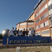 Los ocho estudiantes en la Facultad de Ciencias de la UMA.
