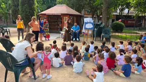 El Punto de Lectura del parque Adolfo Suárez ya entretiene a los más pequeños El Punto de Lectura del parque Adolfo Suárez ya entretiene a los más pequeños