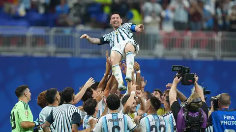 El delantero argentino Leo Messi es manteado por sus compañeros tras la victoria contra Egipto. El delantero argentino Leo Messi es manteado por sus compañeros tras la victoria contra Egipto.