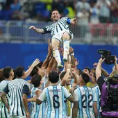 El delantero argentino Leo Messi es manteado por sus compañeros tras la victoria contra Egipto. El delantero argentino Leo Messi es manteado por sus compañeros tras la victoria contra Egipto.