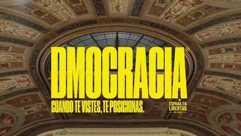 Dmocracia, la marca de ropa ficticia que usa el Gobierno en una campaña sobre los valores democráticos. Dmocracia, la marca de ropa ficticia que usa el Gobierno en una campaña sobre los valores democráticos.