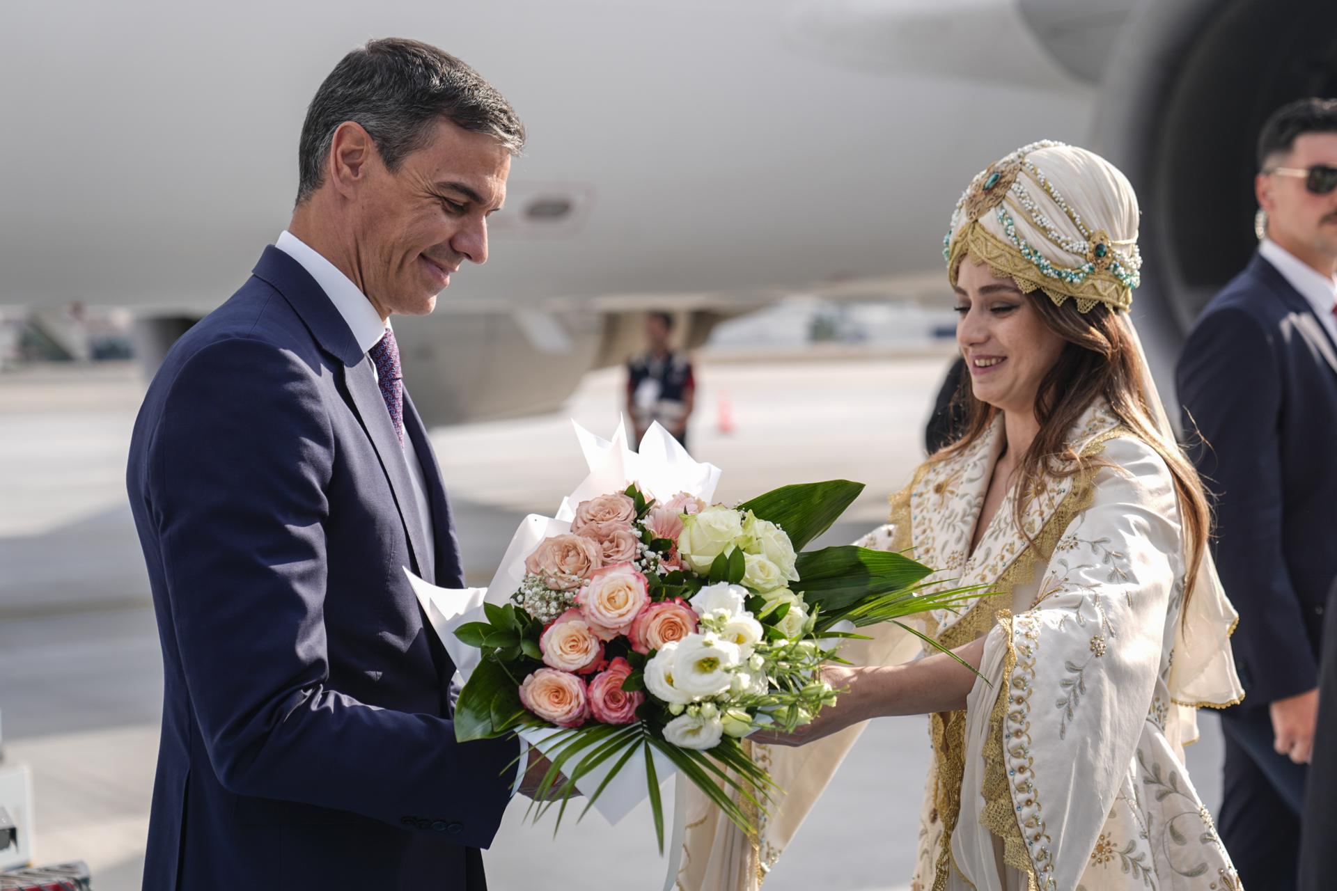 El ramo de flores que el protocolo turco tenía preparado para Begoña Gómez y que se quedó sin recibir en Ankara El ramo de flores que el protocolo turco tenía preparado para Begoña Gómez y que se quedó sin recibir en Ankara