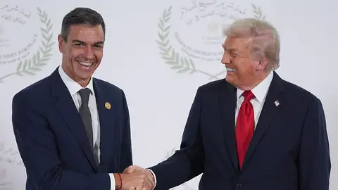 Sánchez y Trump se dan la mano en la cumbre de 2025 en Egipto. Sánchez y Trump se dan la mano en la cumbre de 2025 en Egipto.