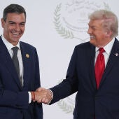 Sánchez y Trump se dan la mano en la cumbre de 2025 en Egipto.