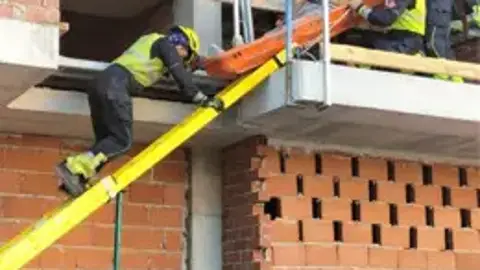 Rescate del trabajador en El Campello Rescate del trabajador en El Campello