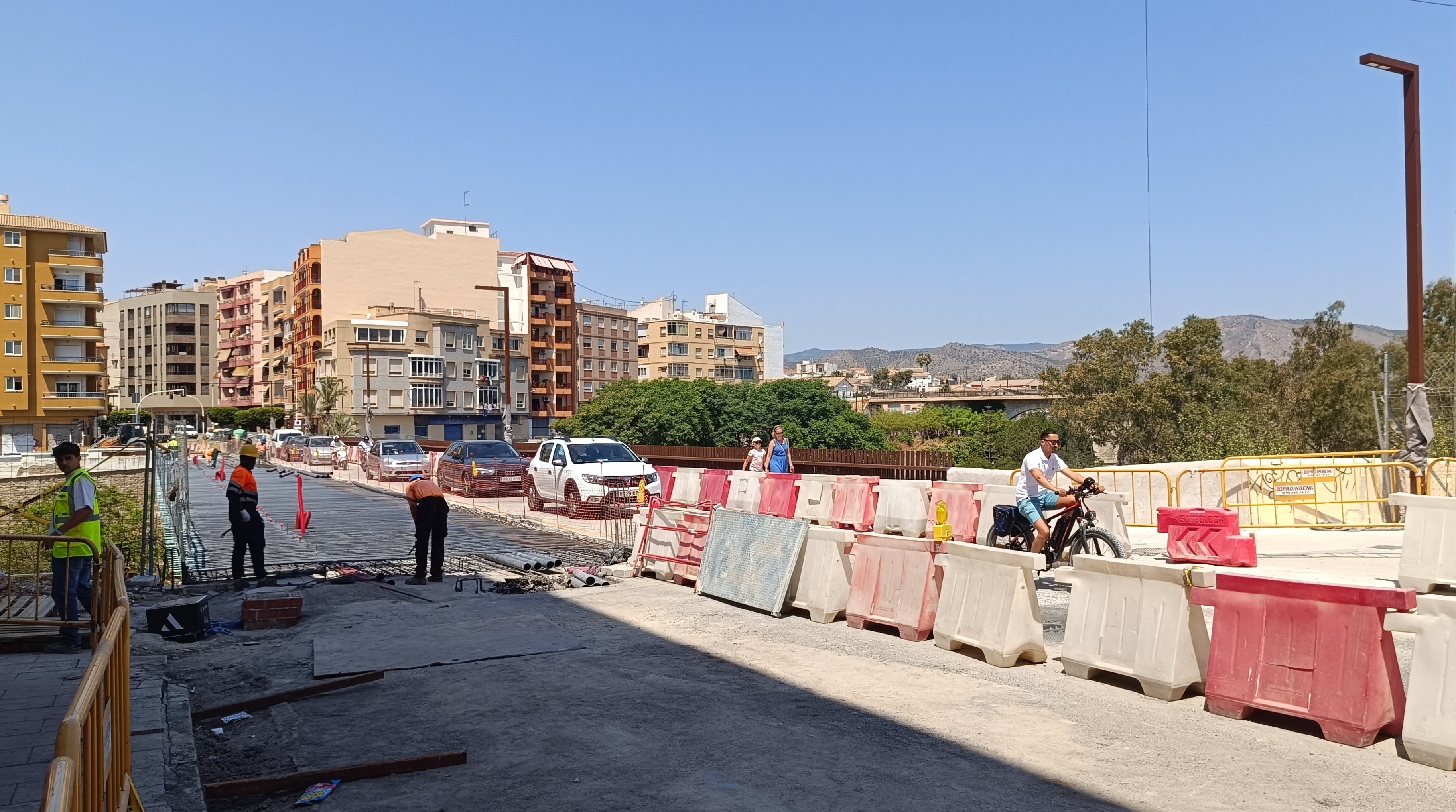 El puente sobre el río Amadorio de Villajoyosa se abrirá por completo al tráfico para las Fiestas de Moros y Cristianos El puente sobre el río Amadorio de Villajoyosa se abrirá por completo al tráfico para las Fiestas de Moros y Cristianos