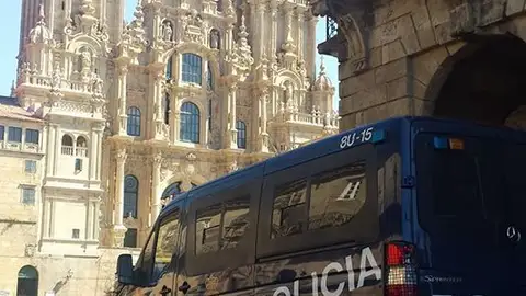 La Policía Nacional detiene a una pareja en Santiago por 20 robos en el interior de vehículos y varias estafas bancarias La Policía Nacional detiene a una pareja en Santiago por 20 robos en el interior de vehículos y varias estafas bancarias