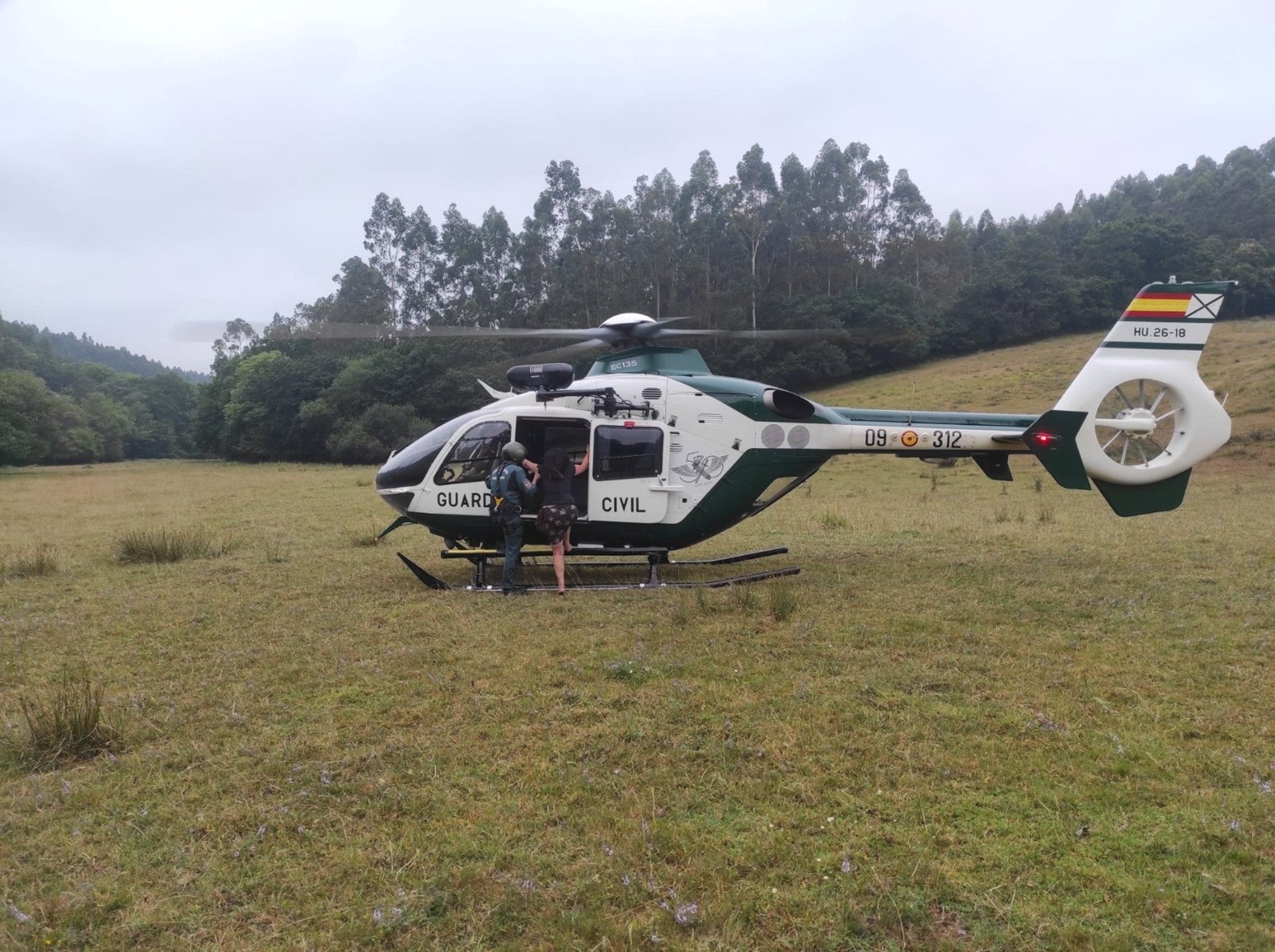 La Guardia Civil localiza a una mujer desaparecida en un monte de Castrillón La Guardia Civil localiza a una mujer desaparecida en un monte de Castrillón