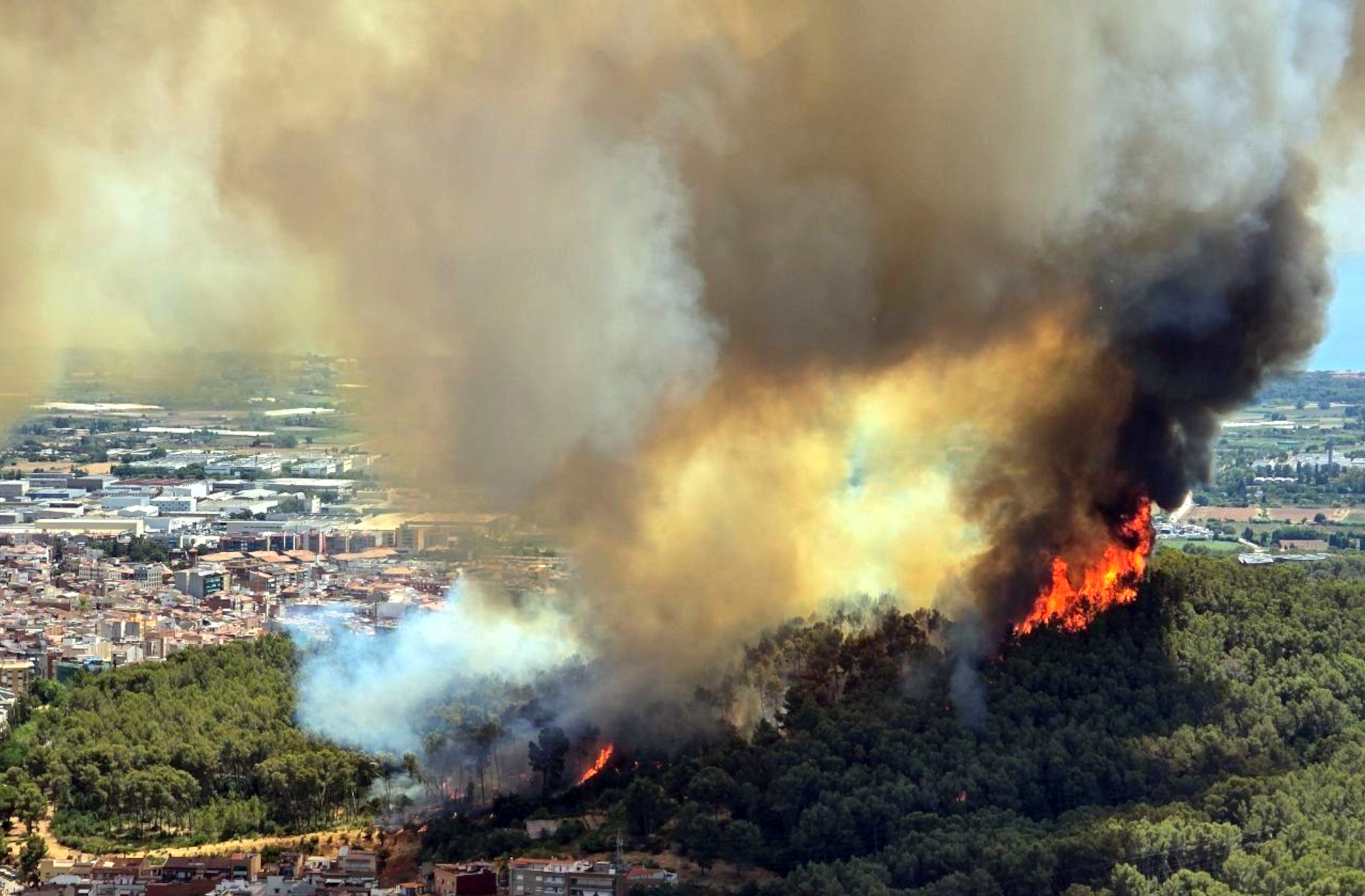 Els incendis forestals obliguen a activar confinaments en diversos punts de Catalunya en una jornada de màxima tensió Els incendis forestals obliguen a activar confinaments en diversos punts de Catalunya en una jornada de màxima tensió