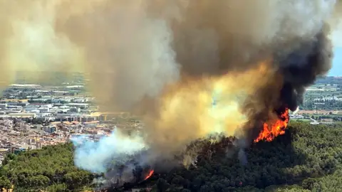Els incendis forestals obliguen a activar confinaments en diversos punts de Catalunya en una jornada de màxima tensió Els incendis forestals obliguen a activar confinaments en diversos punts de Catalunya en una jornada de màxima tensió