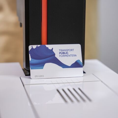 Imagen de una de las nuevas tarjetas de Transporte público de Formentera
