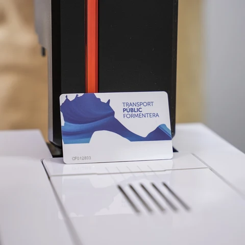 Imagen de una de las nuevas tarjetas de Transporte público de Formentera