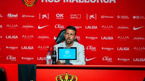 Luis García, en la rueda de prensa de presentación como nuevo entrenador del Real Mallorca. Luis García, en la rueda de prensa de presentación como nuevo entrenador del Real Mallorca.