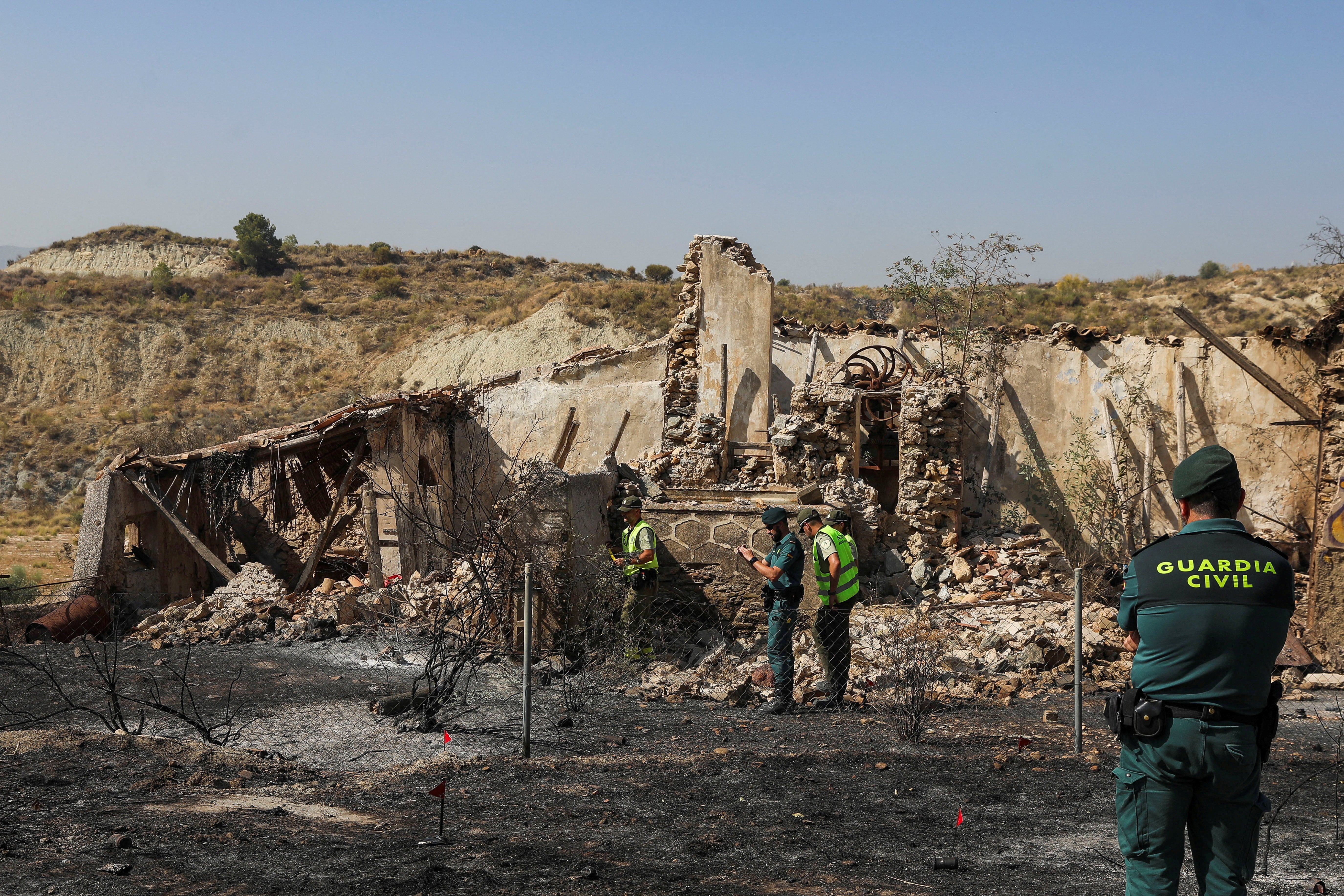 Efectivos de la Guardia Civil observan una de las zonas calcinadas por el incendio de Almería Efectivos de la Guardia Civil observan una de las zonas calcinadas por el incendio de Almería