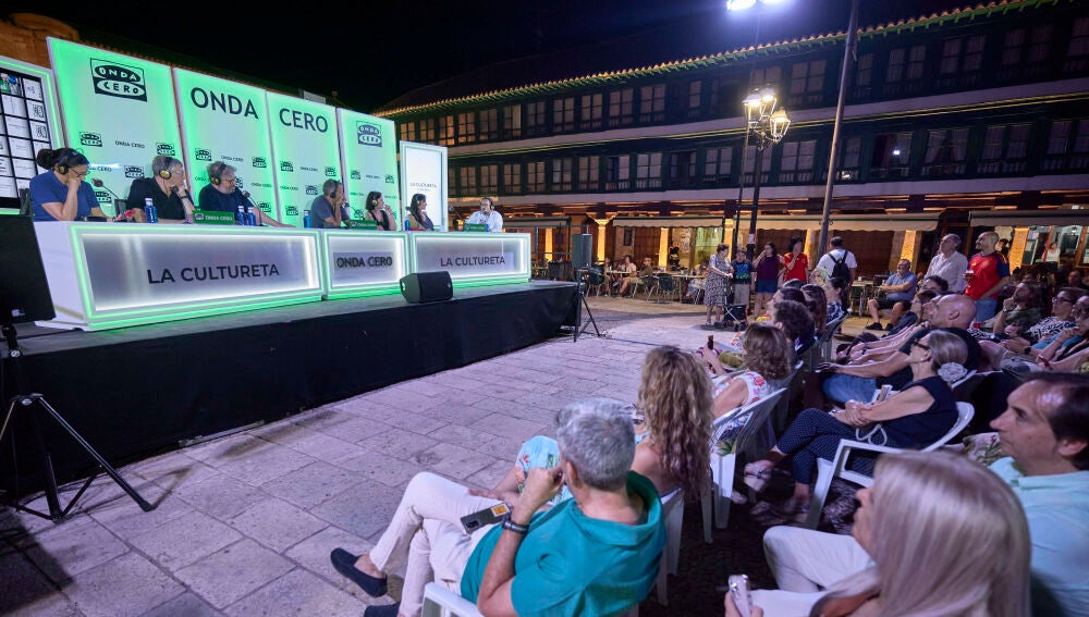 El equipo de La Cultureta Gran Reserva desde la Plaza Mayor de Almagro