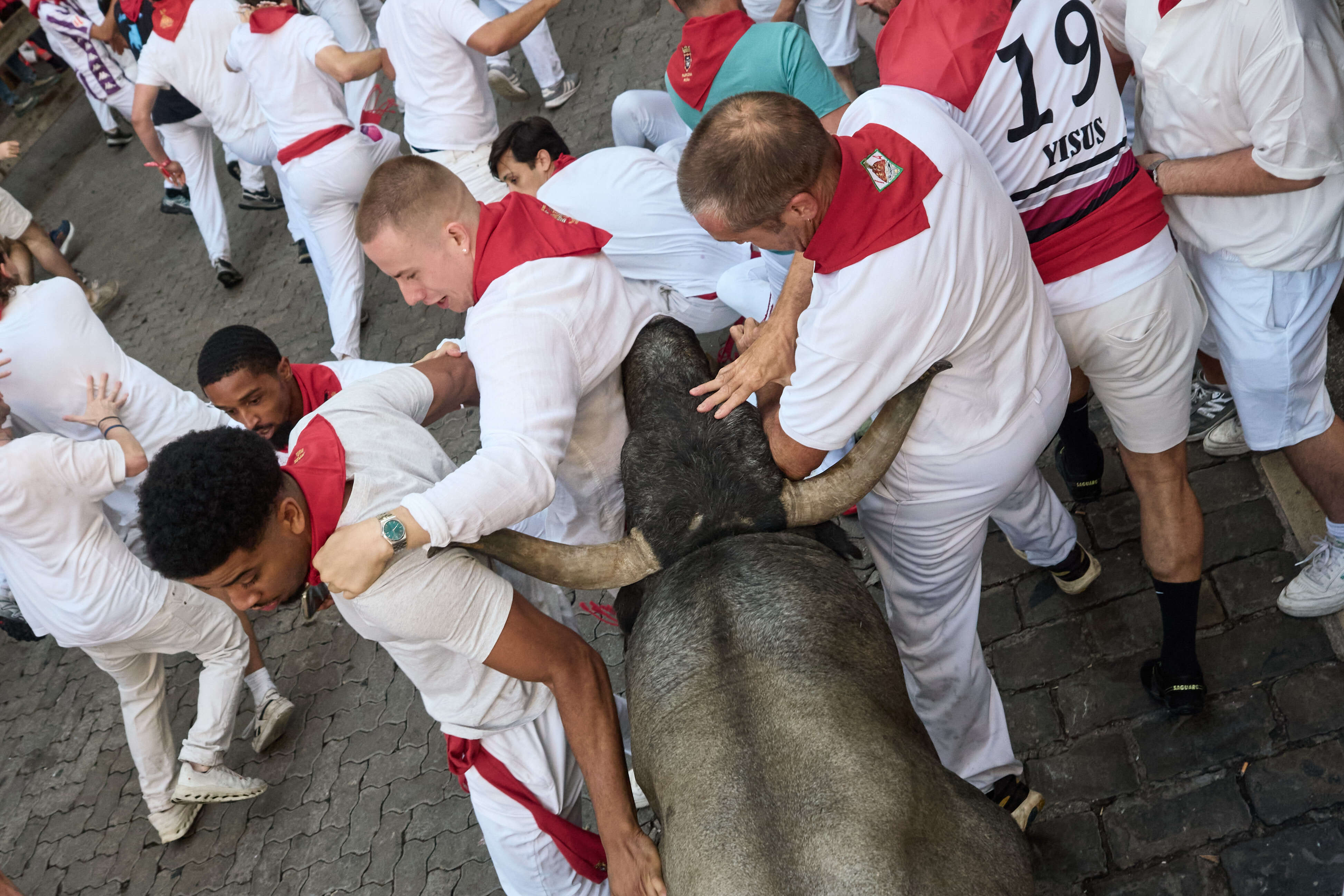 Trece heridos, uno por cornada en la cara, en el quinto y 'peligrosísimo' encierro de los Sanfermines Trece heridos, uno por cornada en la cara, en el quinto y 'peligrosísimo' encierro de los Sanfermines