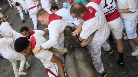 Trece heridos, uno por cornada en la cara, en el quinto y 'peligrosísimo' encierro de los Sanfermines Trece heridos, uno por cornada en la cara, en el quinto y 'peligrosísimo' encierro de los Sanfermines