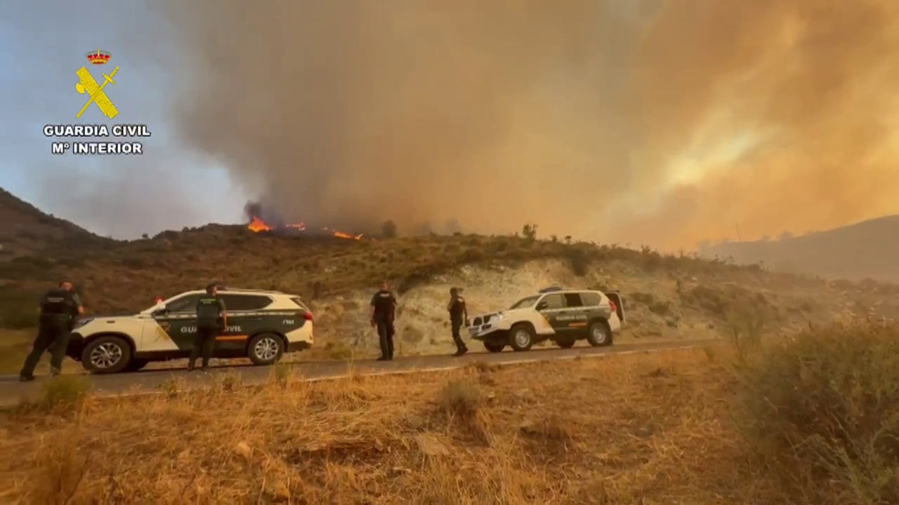 Captura de vídeo que muestra a la Guardia Civil en la zona de la pedanía almeriense de Los Castaños, afectada por el incendio de Los Gallardos (Almería). Captura de vídeo que muestra a la Guardia Civil en la zona de la pedanía almeriense de Los Castaños, afectada por el incendio de Los Gallardos (Almería).