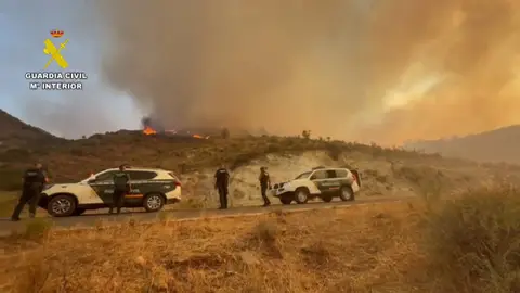 Captura de vídeo que muestra a la Guardia Civil en la zona de la pedanía almeriense de Los Castaños, afectada por el incendio de Los Gallardos (Almería). Captura de vídeo que muestra a la Guardia Civil en la zona de la pedanía almeriense de Los Castaños, afectada por el incendio de Los Gallardos (Almería).
