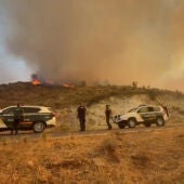 Captura de vídeo que muestra a la Guardia Civil en la zona de la pedanía almeriense de Los Castaños, afectada por el incendio de Los Gallardos (Almería). 