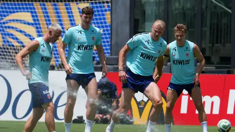 Erling Haaland (2-d) y sus compañeros de Noruega entrenan en el estadio Chase en Miami Erling Haaland (2-d) y sus compañeros de Noruega entrenan en el estadio Chase en Miami