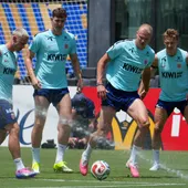 Erling Haaland (2-d) y sus compañeros de Noruega entrenan en el estadio Chase en Miami Erling Haaland (2-d) y sus compañeros de Noruega entrenan en el estadio Chase en Miami