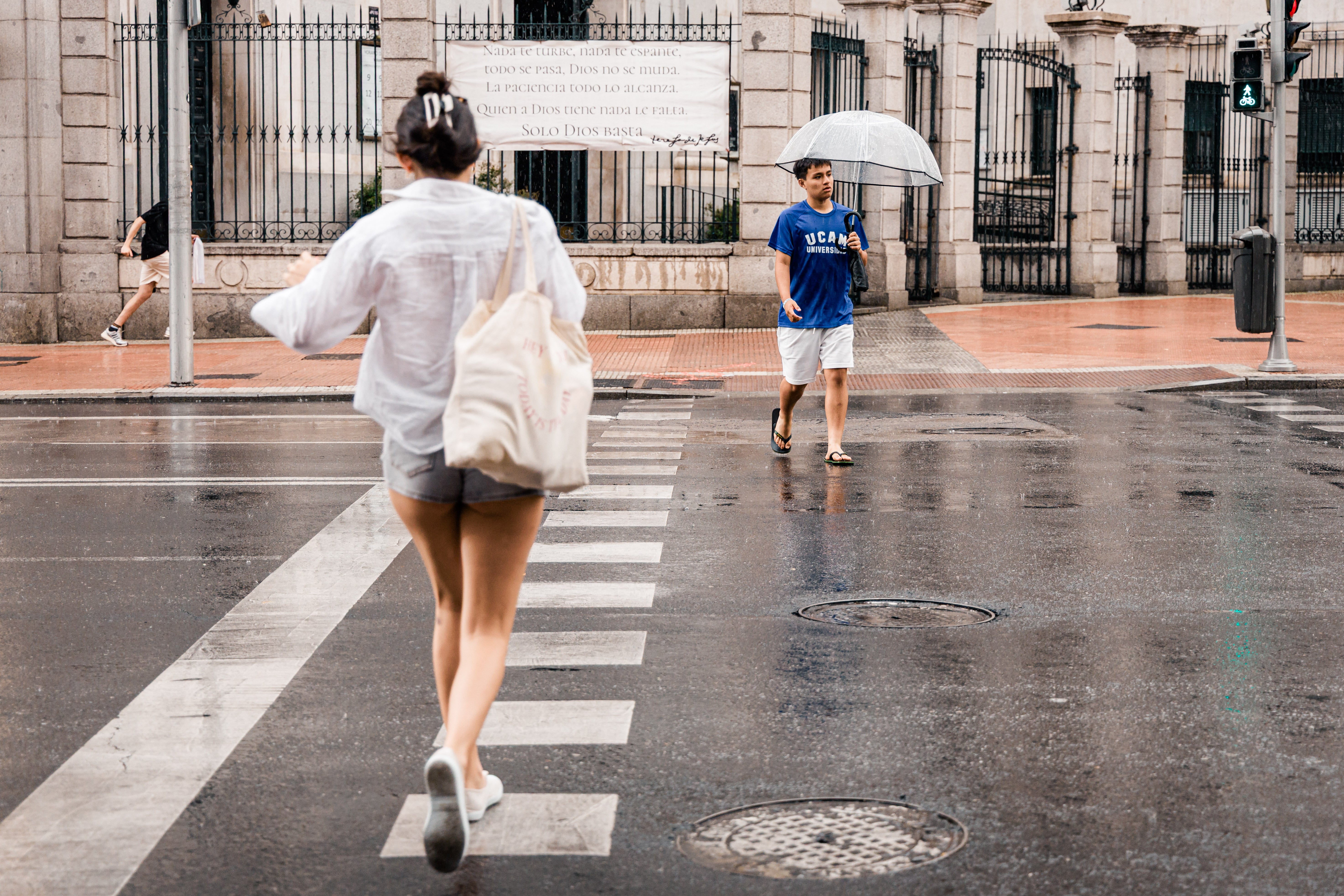 Trece comunidades autónomas en aviso por calor y tormentas: País Vasco y Galicia en aviso naranja. Trece comunidades autónomas en aviso por calor y tormentas: País Vasco y Galicia en aviso naranja.