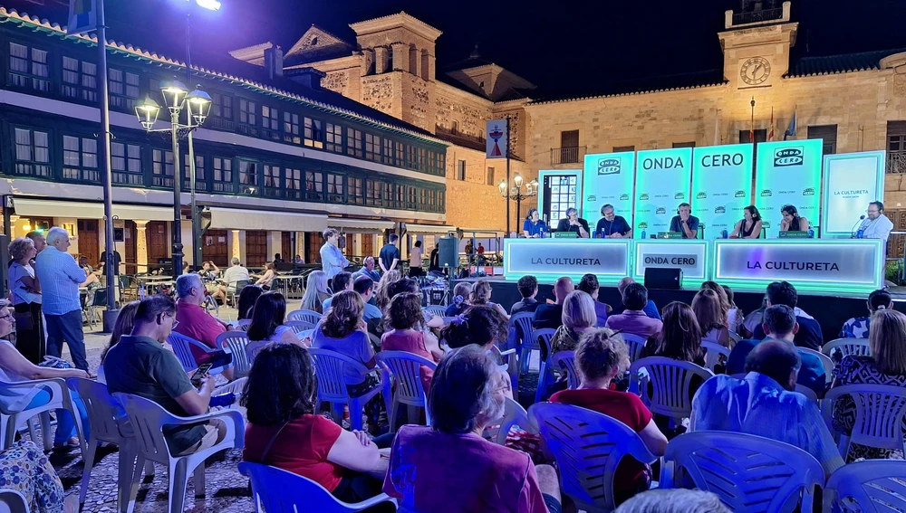 Vista general del público y de los integrantes de 'La Cultureta Gran Reserva' durante el programa especial desde el Festival de Almagro Vista general del público y de los integrantes de 'La Cultureta Gran Reserva' durante el programa especial desde el Festival de Almagro