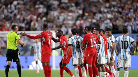 Los jugadores de Suiza protestan la roja a Embolo en el partido contra Argentina Los jugadores de Suiza protestan la roja a Embolo en el partido contra Argentina