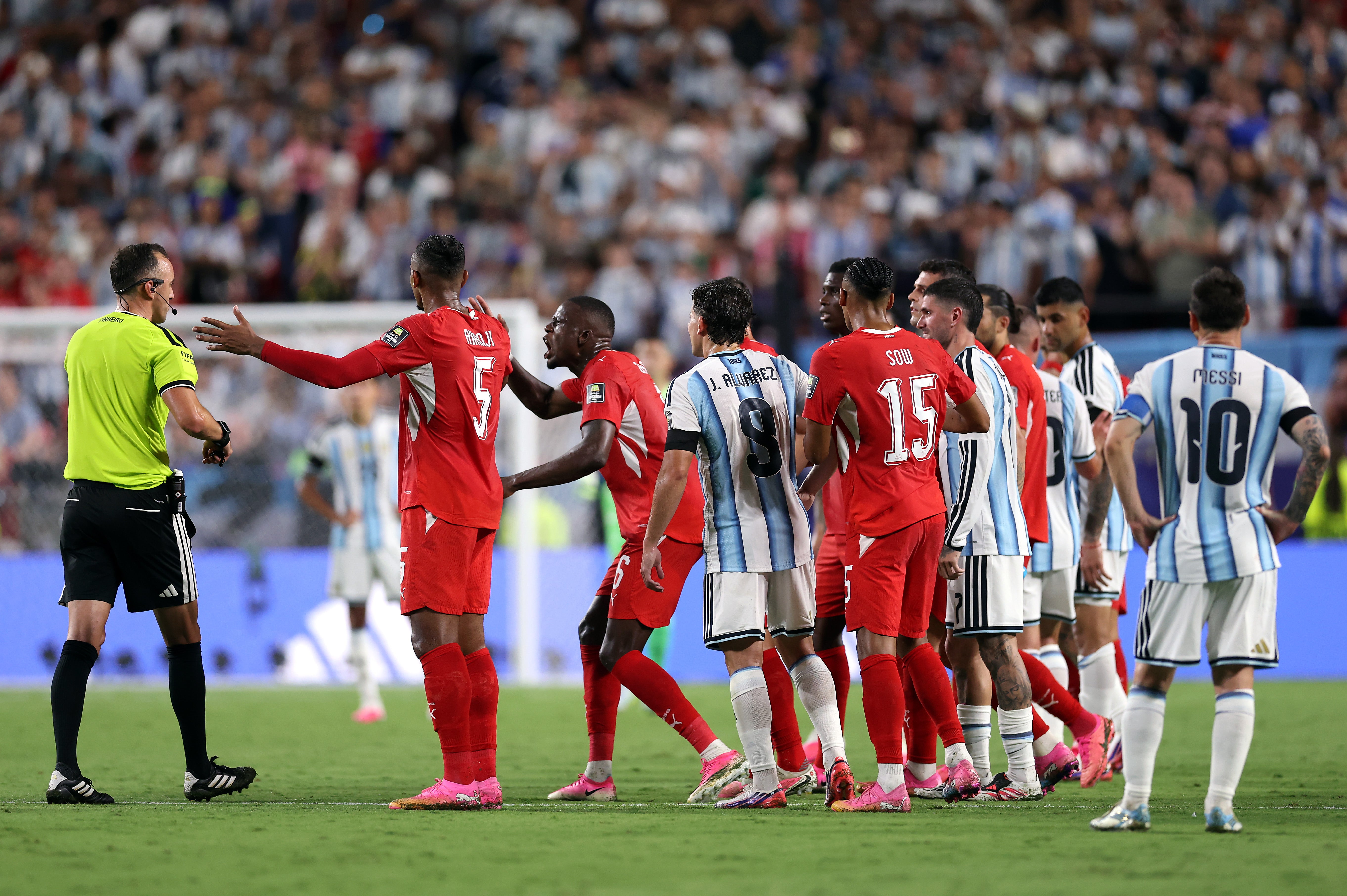 Los jugadores de Suiza protestan la roja a Embolo en el partido contra Argentina Los jugadores de Suiza protestan la roja a Embolo en el partido contra Argentina
