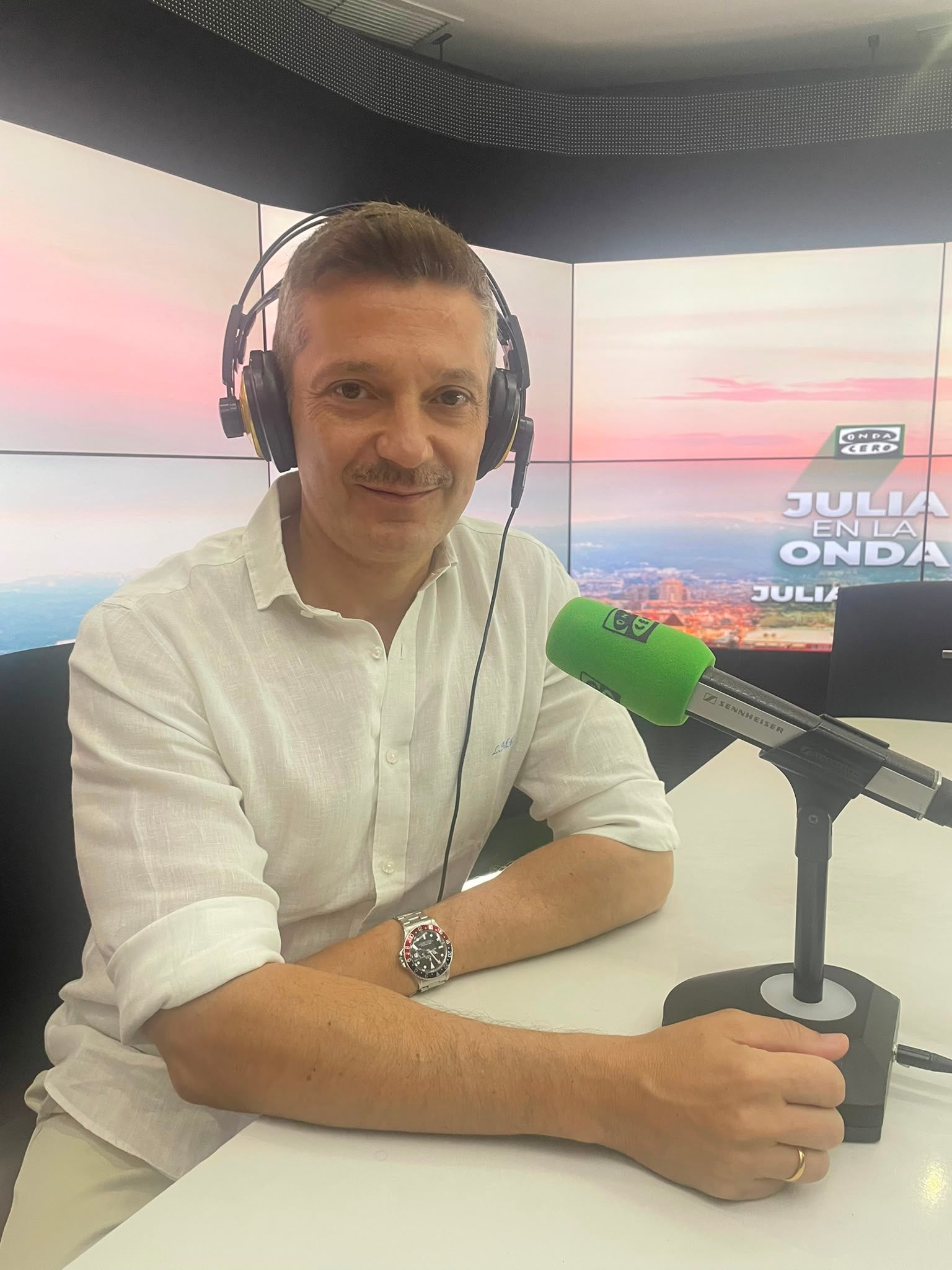 El diplomático Luis Melgar reivindica en Onda Cero el valor de la historia: "Escribir sobre el pasado es una forma de reflexionar sobre el presente" El diplomático Luis Melgar reivindica en Onda Cero el valor de la historia: "Escribir sobre el pasado es una forma de reflexionar sobre el presente"