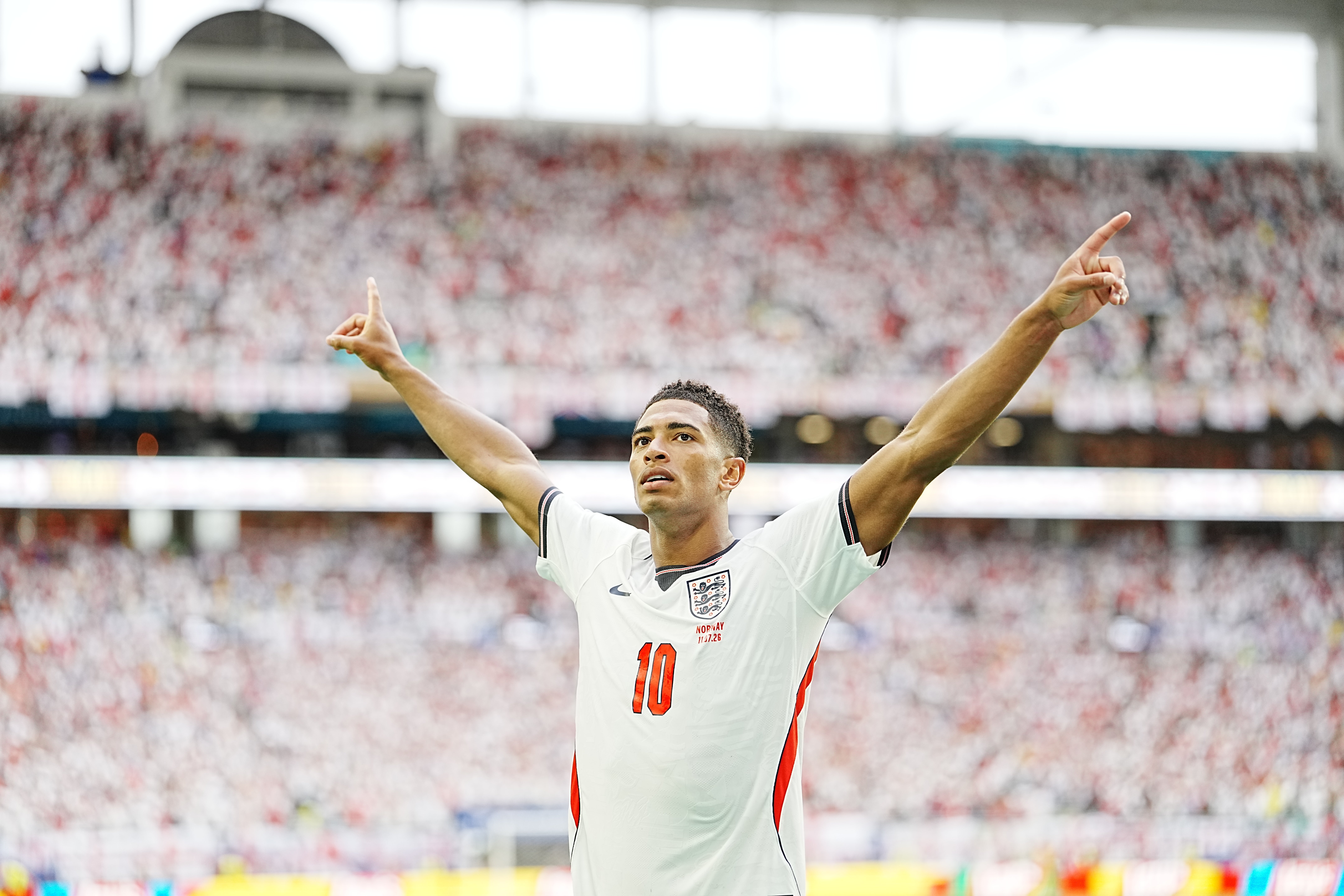 Andújar Oliver, sobre el polémico gol de Inglaterra, que tocó previamente en el cable de la cámara aérea: "¿El VAR para qué está?" Andújar Oliver, sobre el polémico gol de Inglaterra, que tocó previamente en el cable de la cámara aérea: "¿El VAR para qué está?"