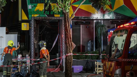 Miembros de los servicios de emergencia trabajan en las afueras de un pub donde se produjo un incendio mortal, en Bangkok , Tailandia
