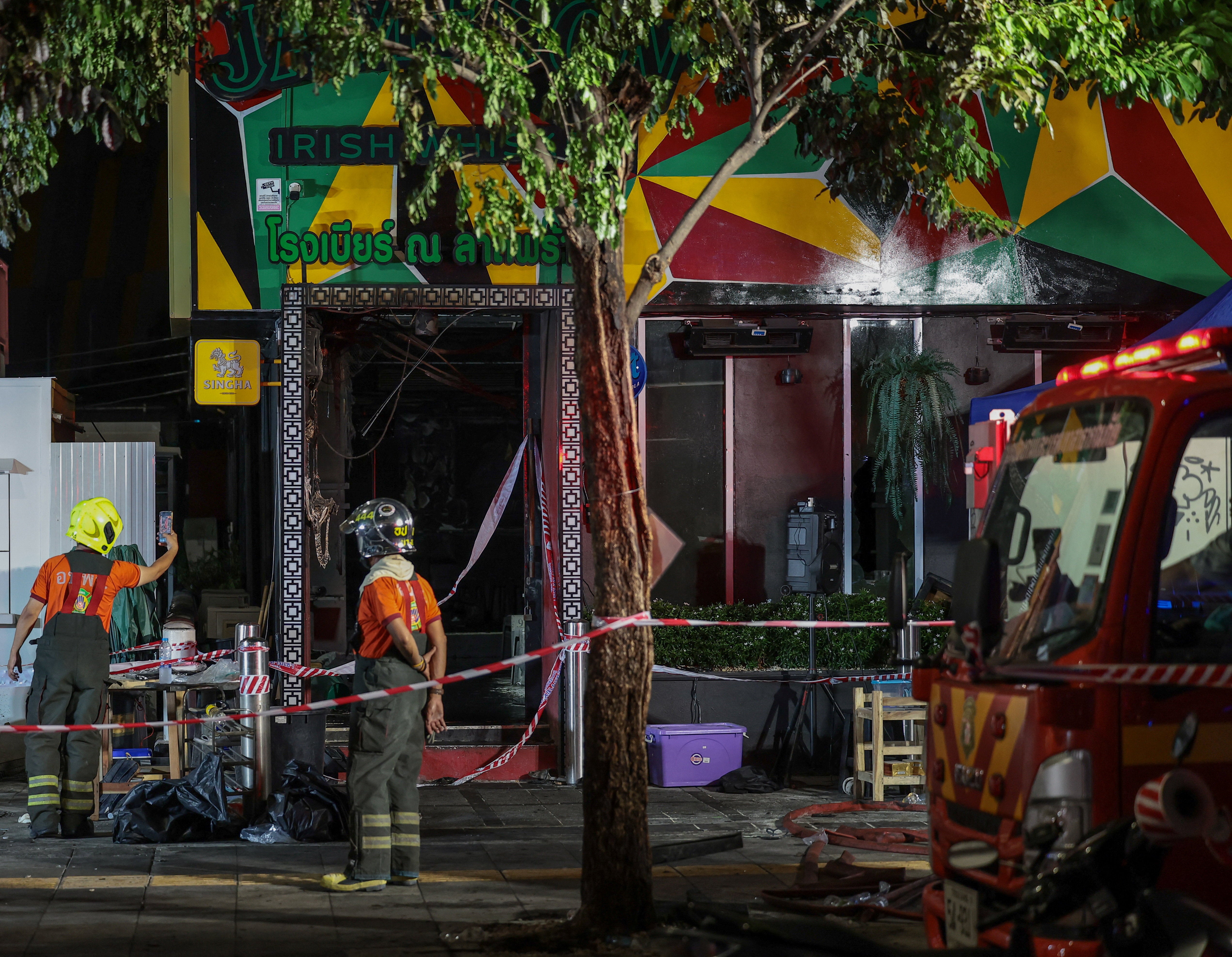 Miembros de los servicios de emergencia trabajan en las afueras de un pub donde se produjo un incendio mortal, en Bangkok , Tailandia Miembros de los servicios de emergencia trabajan en las afueras de un pub donde se produjo un incendio mortal, en Bangkok , Tailandia