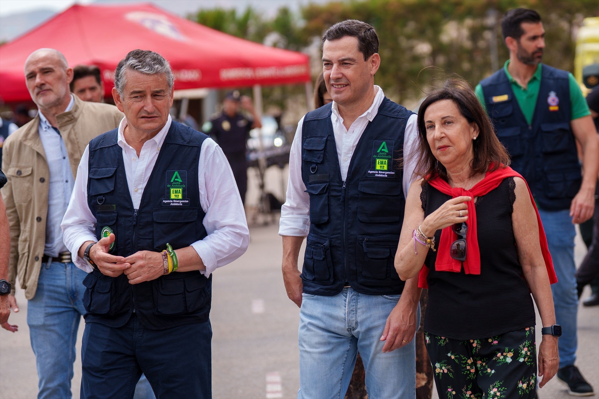 Juanma Moreno y Margarita Robles en el puesto de mando establecido por el incendio en Los Gallardos Juanma Moreno y Margarita Robles en el puesto de mando establecido por el incendio en Los Gallardos