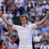 El italiano Jannik Sinner celebra tras ganar su partido final contra el alemán Alexander Zverev