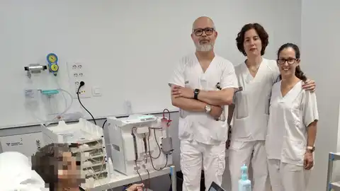 Un paciente se forma en el Hospital General Universitario de Elche en diálisis a domicilio para poder hacerlo en su casa. Un paciente se forma en el Hospital General Universitario de Elche en diálisis a domicilio para poder hacerlo en su casa.