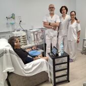 Un paciente se forma en el Hospital General Universitario de Elche en diálisis a domicilio para poder hacerlo en su casa.