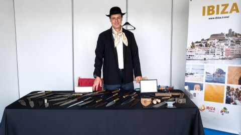 Joan Bonet, junto a sus creaciones