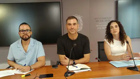 Gerard Fullana entre los concejales de Alicante Rafa Mas y Sara Llobell Gerard Fullana entre los concejales de Alicante Rafa Mas y Sara Llobell