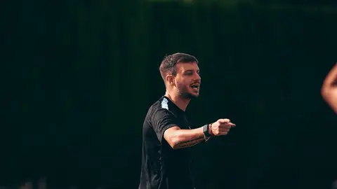 Martín Anselmi, técnico del Elche, en un entrenamiento de pretemporada. Martín Anselmi, técnico del Elche, en un entrenamiento de pretemporada.