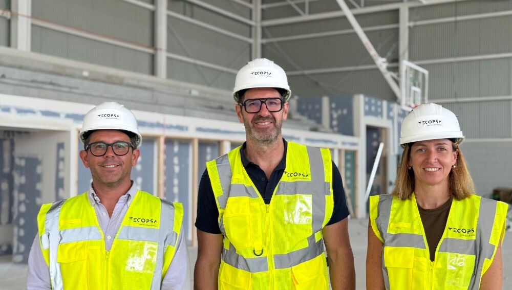 Paco Vázquez, en el centro, junto al alcalde de Ibiza, Rafa Triguero y la concejala Catiana Fuster, el día en que se anunción que el pabellón de ses Figueres llevará su nombre