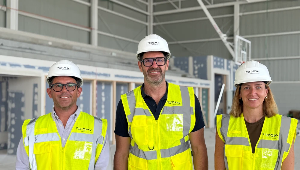 Paco Vázquez, en el centro, junto al alcalde de Ibiza, Rafa Triguero y la concejala Catiana Fuster, el día en que se anunción que el pabellón de ses Figueres llevará su nombre Paco Vázquez, en el centro, junto al alcalde de Ibiza, Rafa Triguero y la concejala Catiana Fuster, el día en que se anunción que el pabellón de ses Figueres llevará su nombre