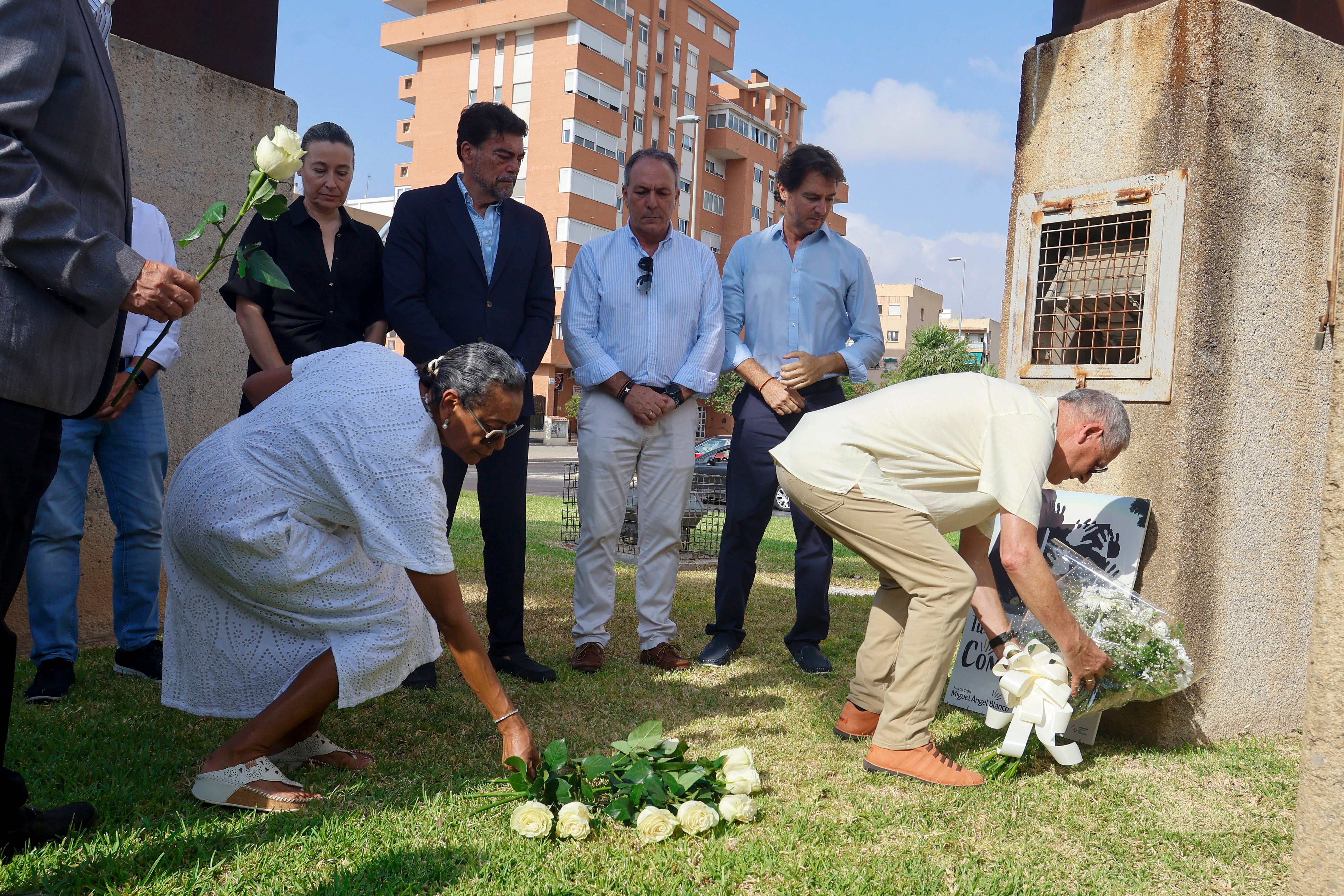 Homenaje a Miguel Ángel Blanco en el monumento a la plaz situado en Gran Vía (Sidi Ifni) Homenaje a Miguel Ángel Blanco en el monumento a la plaz situado en Gran Vía (Sidi Ifni)