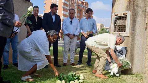 Homenaje a Miguel Ángel Blanco en el monumento a la plaz situado en Gran Vía (Sidi Ifni) Homenaje a Miguel Ángel Blanco en el monumento a la plaz situado en Gran Vía (Sidi Ifni)