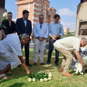 Homenaje a Miguel Ángel Blanco en el monumento a la plaz situado en Gran Vía (Sidi Ifni) Homenaje a Miguel Ángel Blanco en el monumento a la plaz situado en Gran Vía (Sidi Ifni)