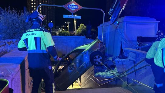 Bomberos Madrid retira un veh&iacute;culo encajado en las escaleras de acceso al metro de Bego&ntilde;a/ EMERGENCIAS MADRID/ Europa Press