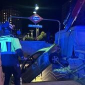 Bomberos Madrid retira un vehículo encajado en las escaleras de acceso al metro de Begoña/ EMERGENCIAS MADRID/ Europa Press