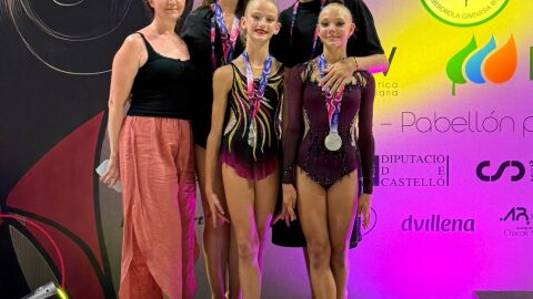 Patricia Rojano y las gimnastas del club